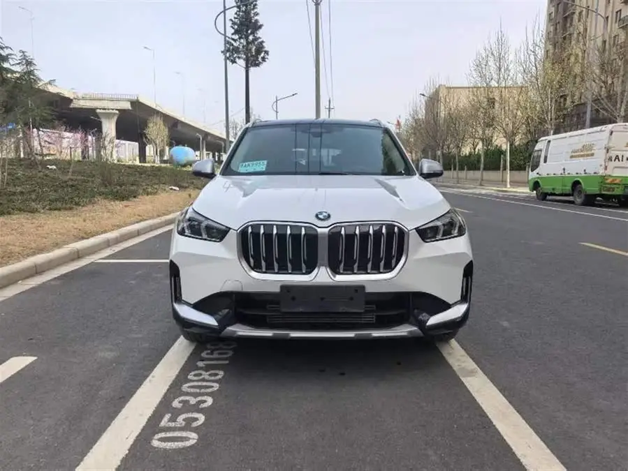 بي إم دبليو X1 2023 sDrive20Li حزمة التصميم X