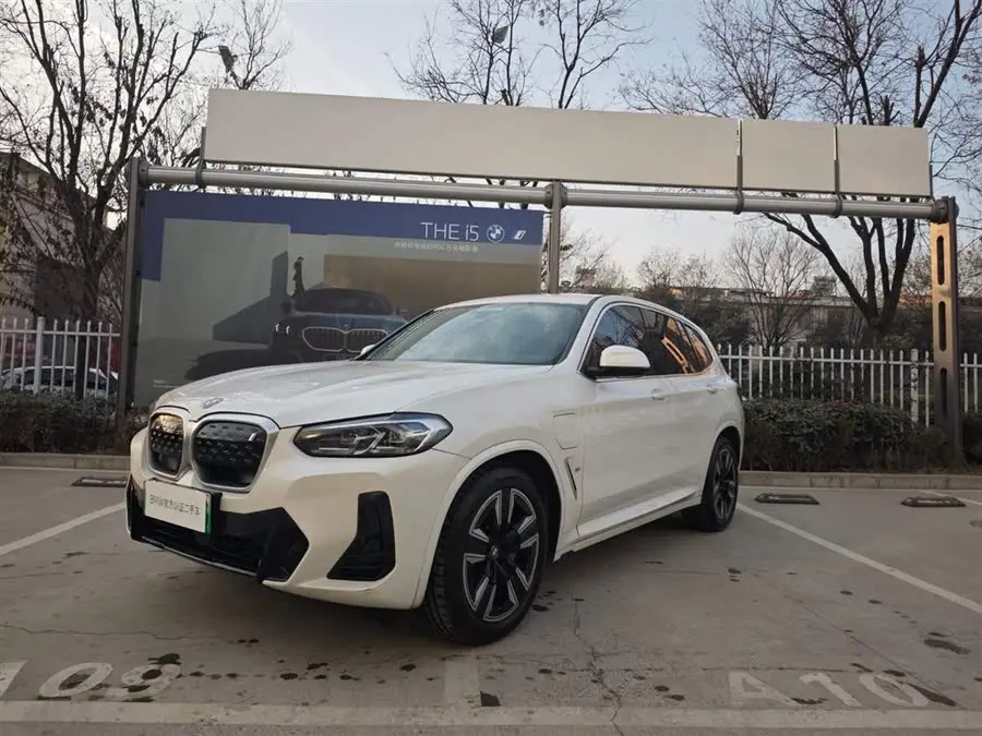 بي إم دبليو iX3 2022 الطراز الرائد