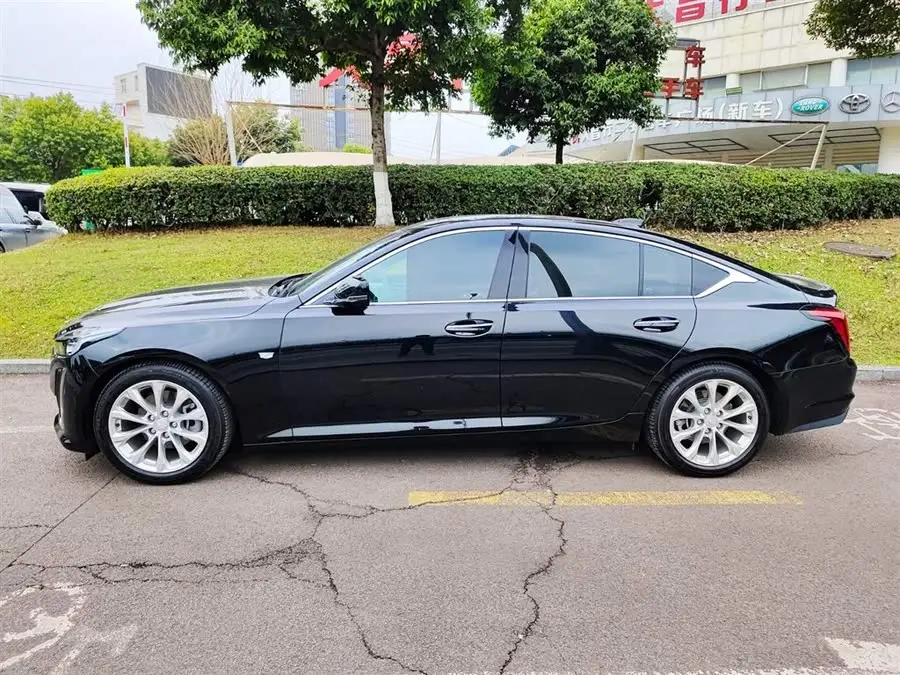 كاديلاك CT5 2022 28T فخمة