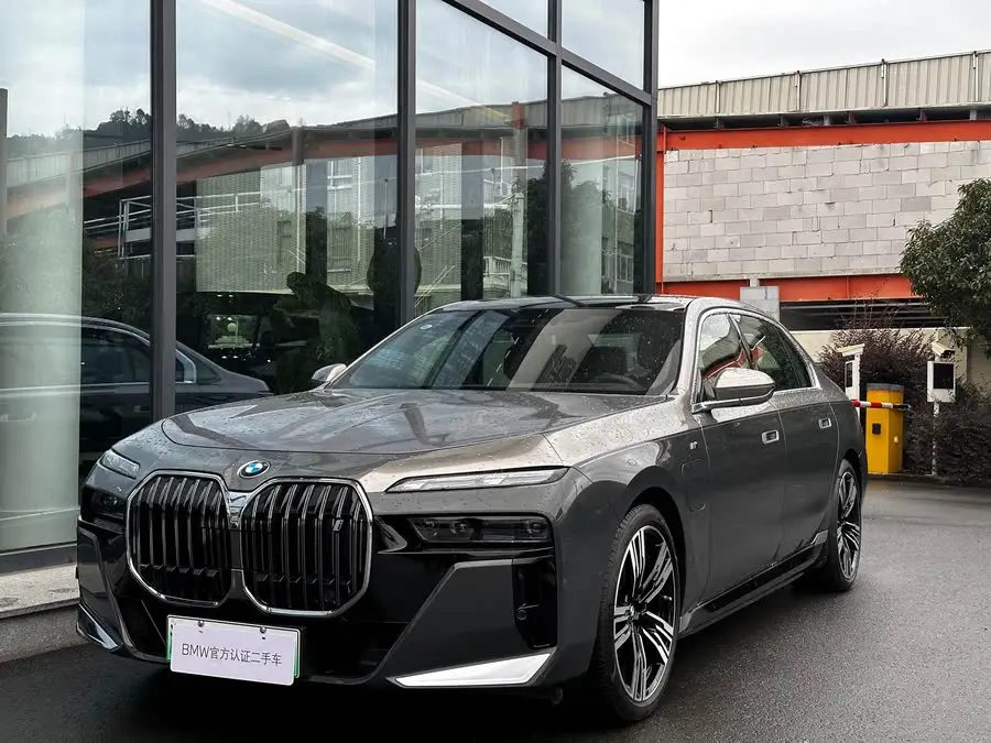 بي إم دبليو i7 2023 طراز eDrive50L حزمة M الرياضية