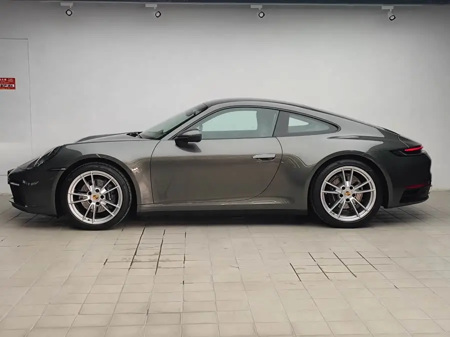 بورش 911 2023 كاريرا 4 3.0T
