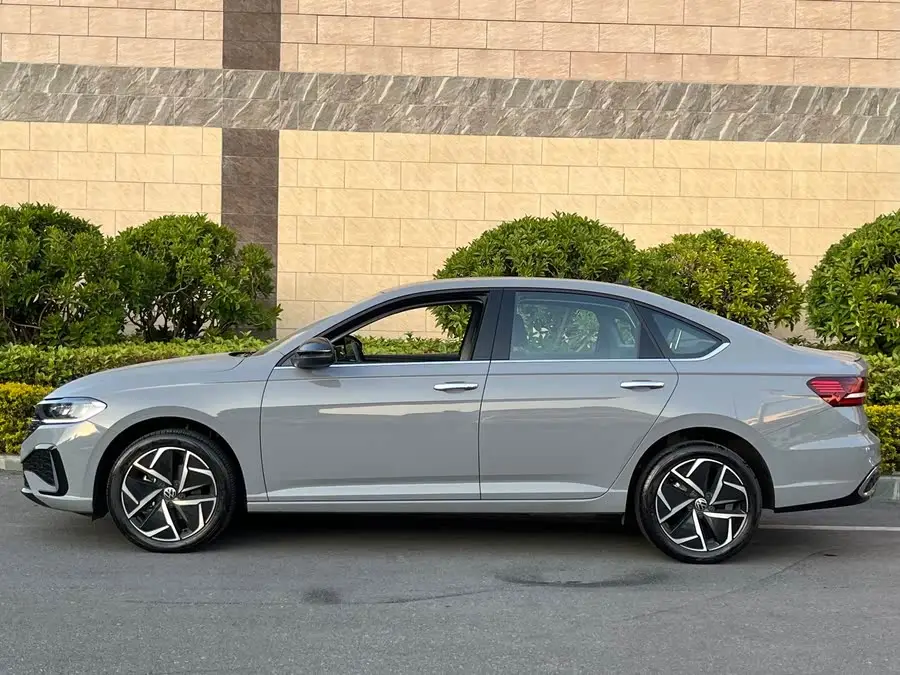 لافيدا 2023 300TSI DSG إصدار السماء النجمي الأبدي