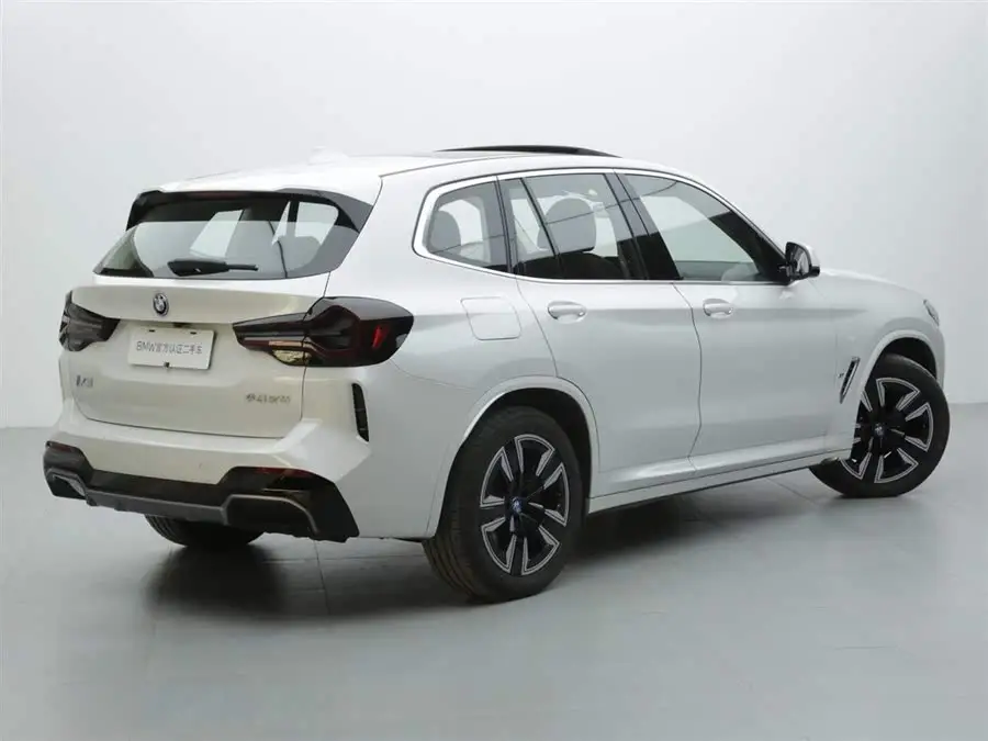 بي إم دبليو iX3 2024 الطراز الرائد