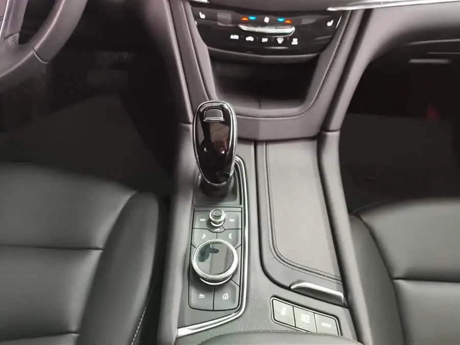 كاديلاك XT5 2022 2.0T فخامة دفع أمامي