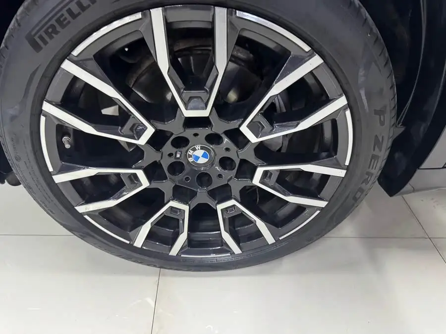 بي إم دبليو X5 2023 xDrive 40Li M حزمة رياضية ليلية