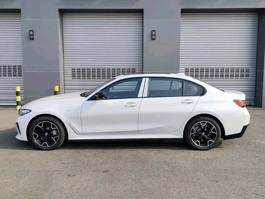 بي إم دبليو i3 2024 eDrive 40 L مجموعة الليل