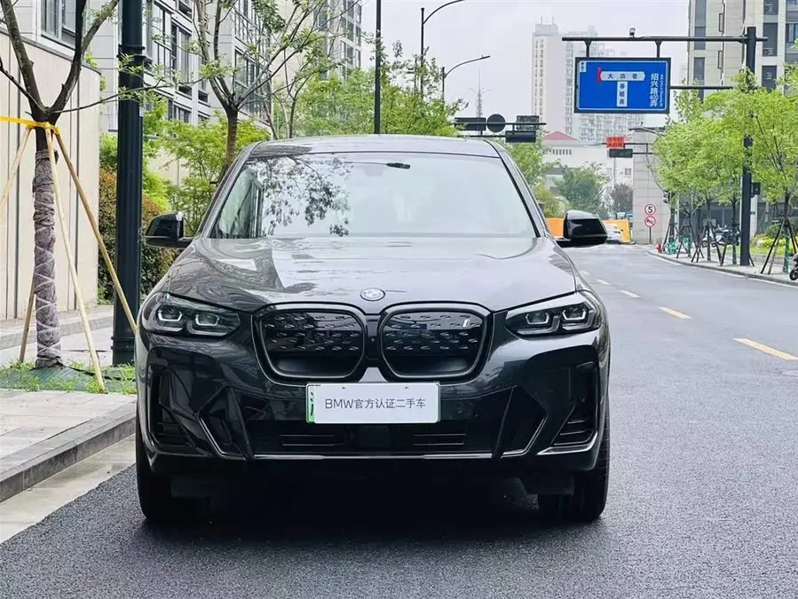 بي إم دبليو iX3 2023 إصدار رائد