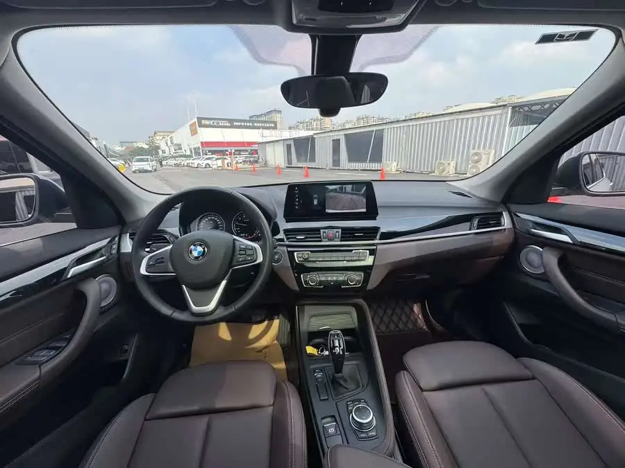 بي إم دبليو X1 2023 sDrive20Li حزمة تصميم X