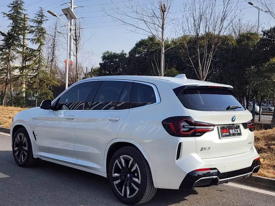 بي إم دبليو iX3 2024 طراز رائد