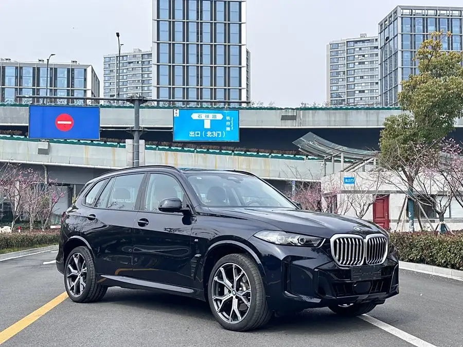 بي إم دبليو X5 موديل 2023 xDrive 30Li فئة M الرياضية الفاخرة مع حزمة التعتيم