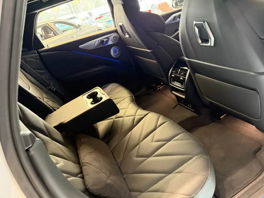 بي إم دبليو XM 2023 50e