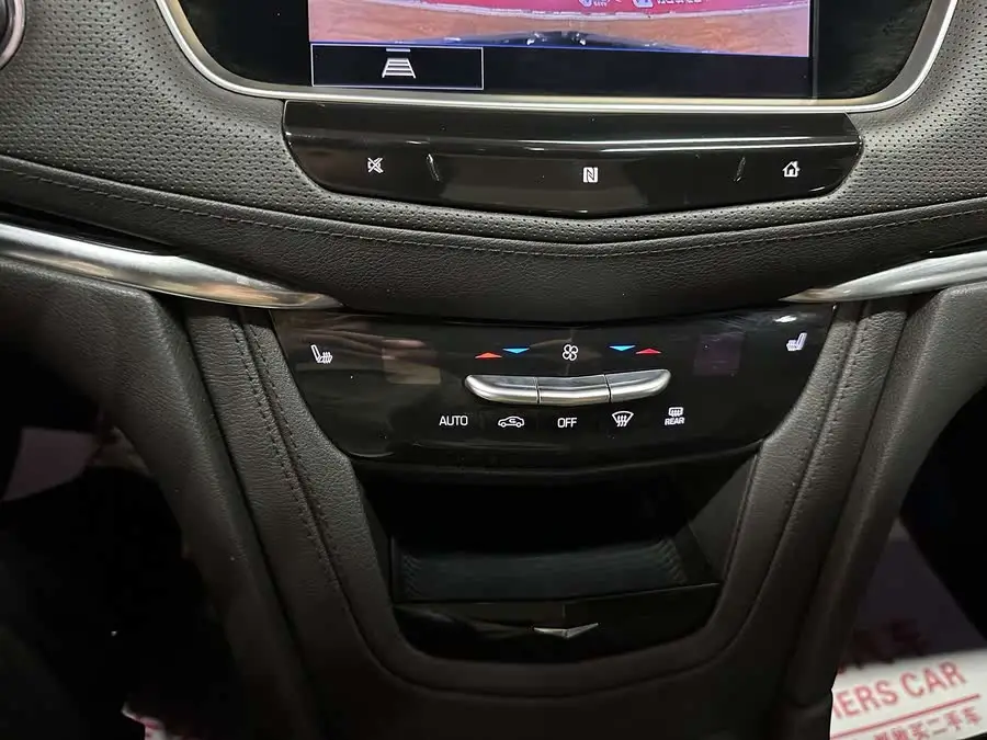 كاديلاك XT6 2021 2.0T ستة مقاعد دفع رباعي فئة بريميوم