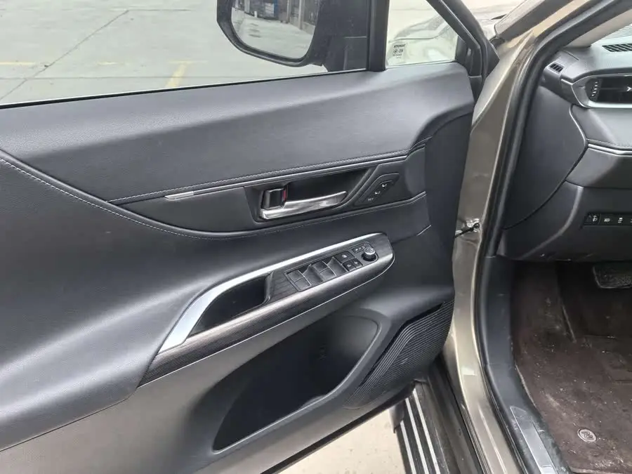 2022 تويوتا هارير هايبرد 2.5 لتر CVT الدفع الرباعي الرائد