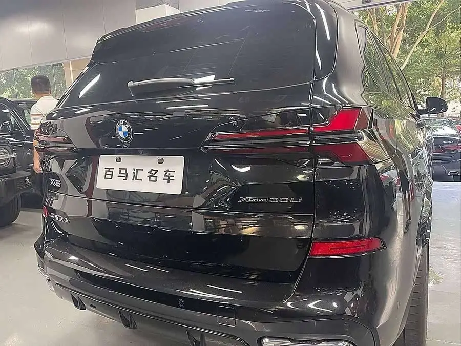 بي إم دبليو X5 2023 xDrive 30Li حزمة M الرياضية داكنة الليل