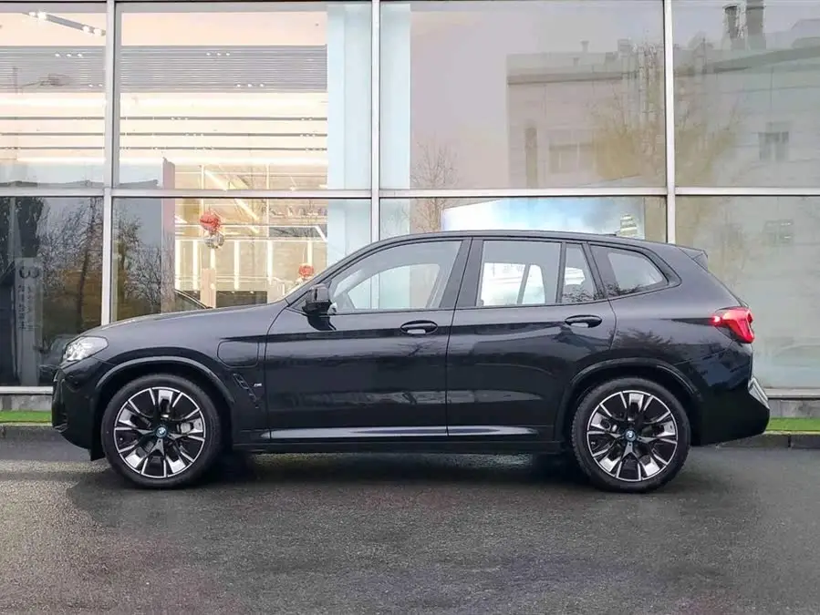 بي ام دبليو iX3 2024 النسخة الابتكارية