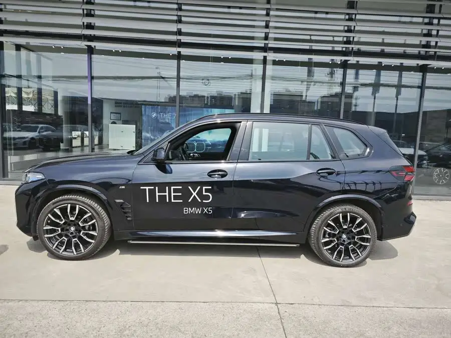 بي إم دبليو X5 2023 xDrive 40Li M حزمة الليل الرياضية