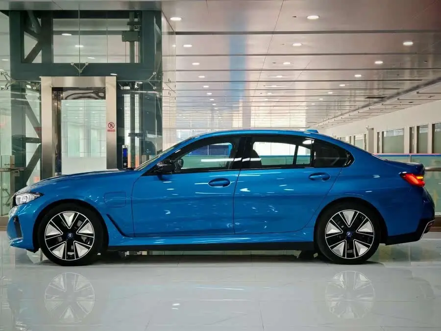 بي إم دبليو i3 2024 eDrive 40 L باقة رياضية ليلية