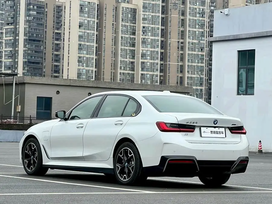 بي إم دبليو i3 2024 eDrive 40 L مجموعة ليالي