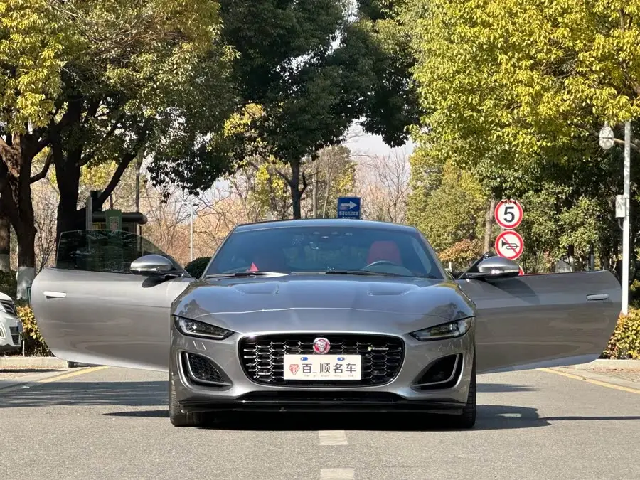 جاكوار F-TYPE 2023 P300 النسخة الصلبة R-DYNAMIC BLACK