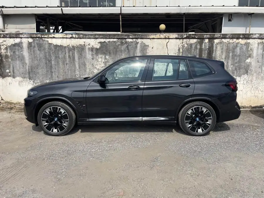 BMW iX3 2023 Leading Edition