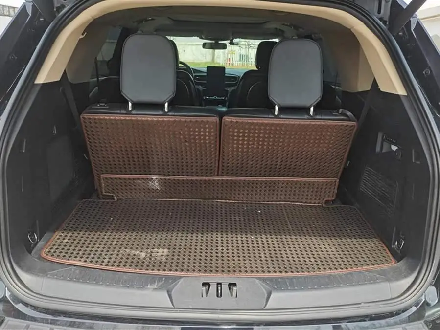 مستكشف 2020 EcoBoost 285 نسخة Titanium للدفع الرباعي 6 مقاعد