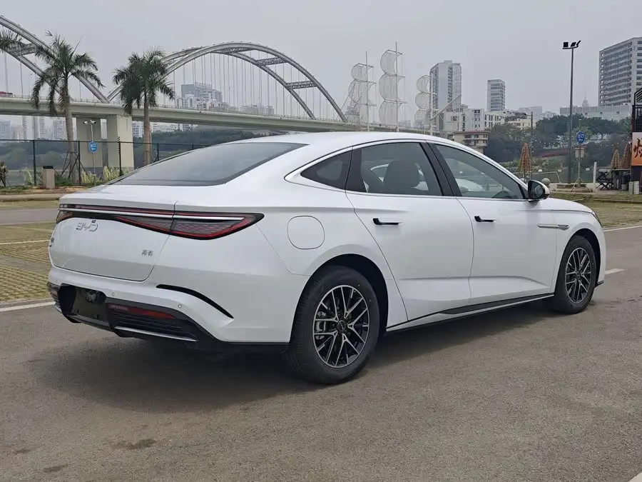 ختم 2024 نسخة المجد DM-i 1.5L 121 كم الطراز النخبوي