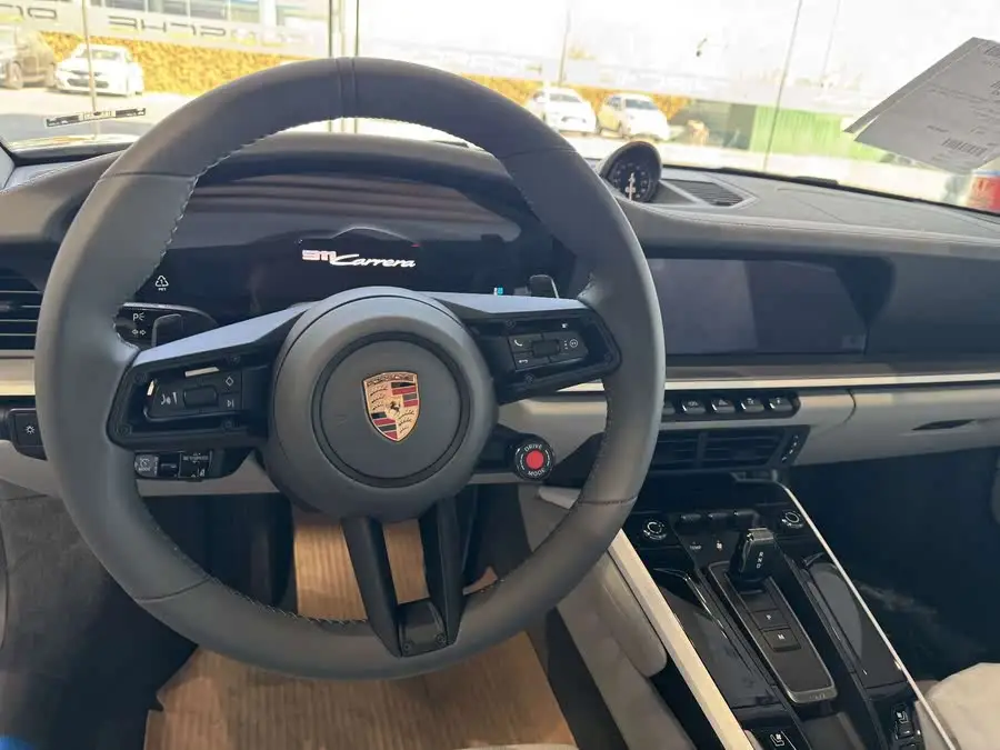 بورشه 911 طراز 2025 كاريرا 3.0T