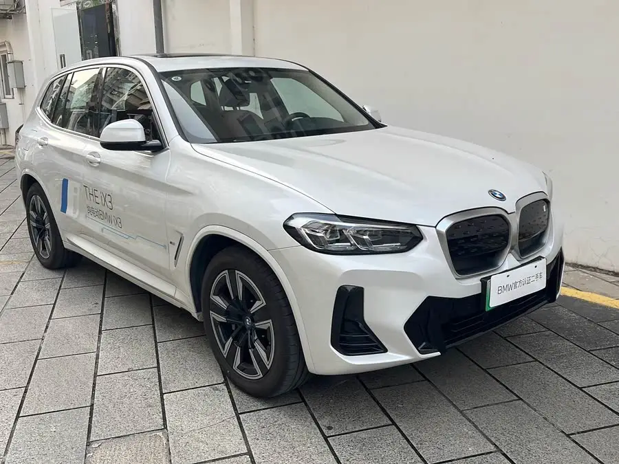 بي إم دبليو iX3 2024 الطراز الرائد
