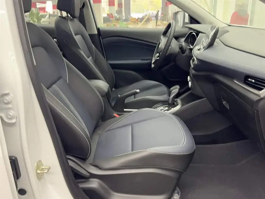 2021 شيفروليه تتبع 325T إصدار تلقائي ممتع الوطنية VI