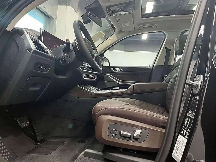 بي إم دبليو X5 2023 xDrive 30Li حزمة M الرياضية داكنة الليل