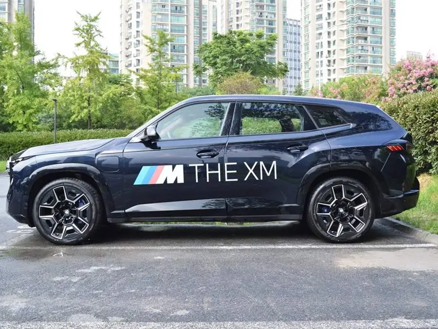بي إم دبليو XM 2023 الطراز الأساسي