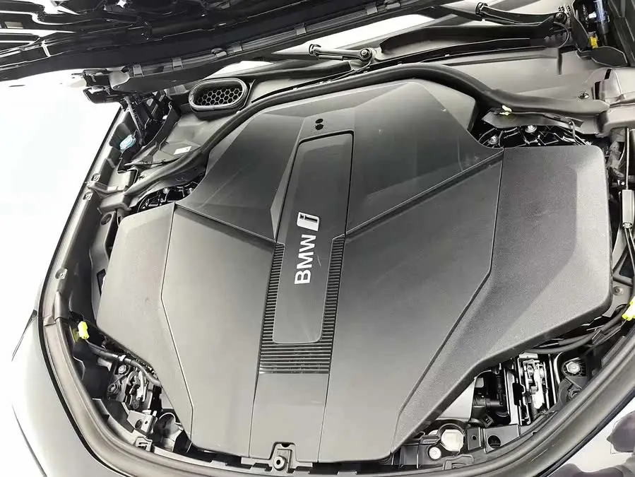 بي إم دبليو i7 2023 eDrive50L باقة M الرياضية الرائدة