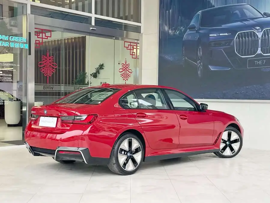 بي إم دبليو i3 2023 eDrive 40 L حزمة رياضية ليلية