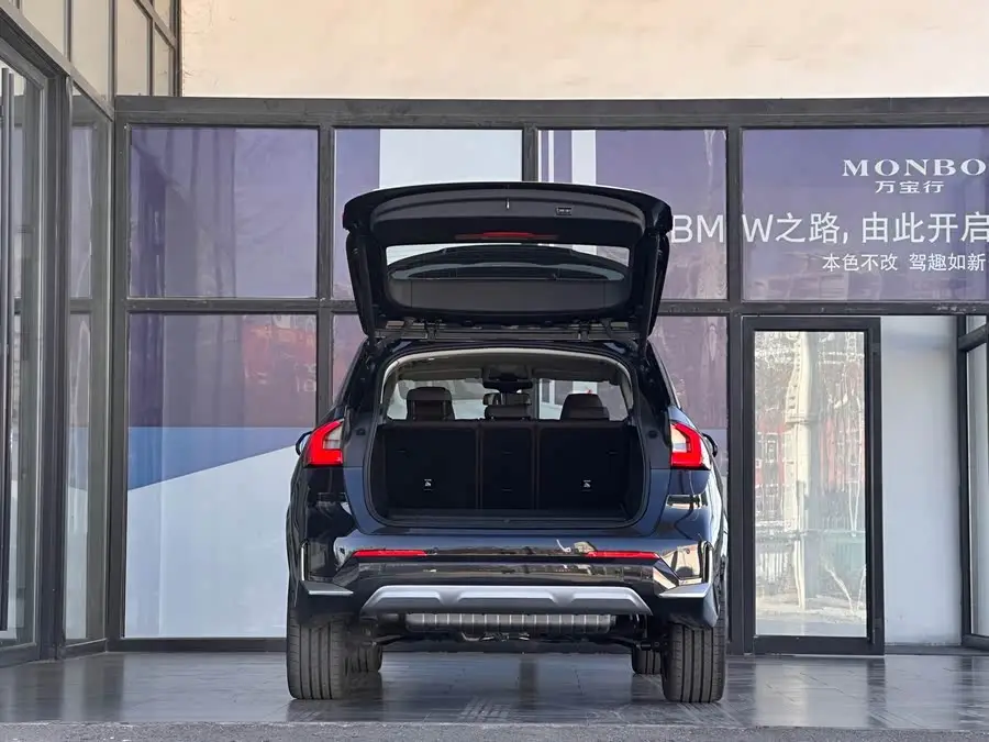 بي إم دبليو X1 2023 xDrive25Li حزمة تصميم X