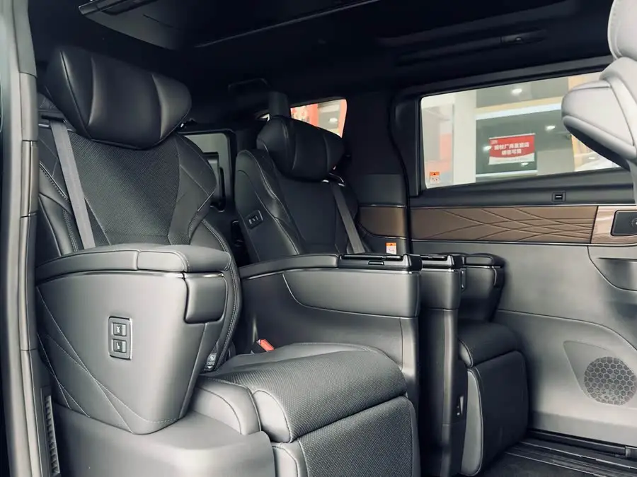 2024 تويوتا ألفارد كراون هايبرد 2.5 لتر الإصدار الأعلى