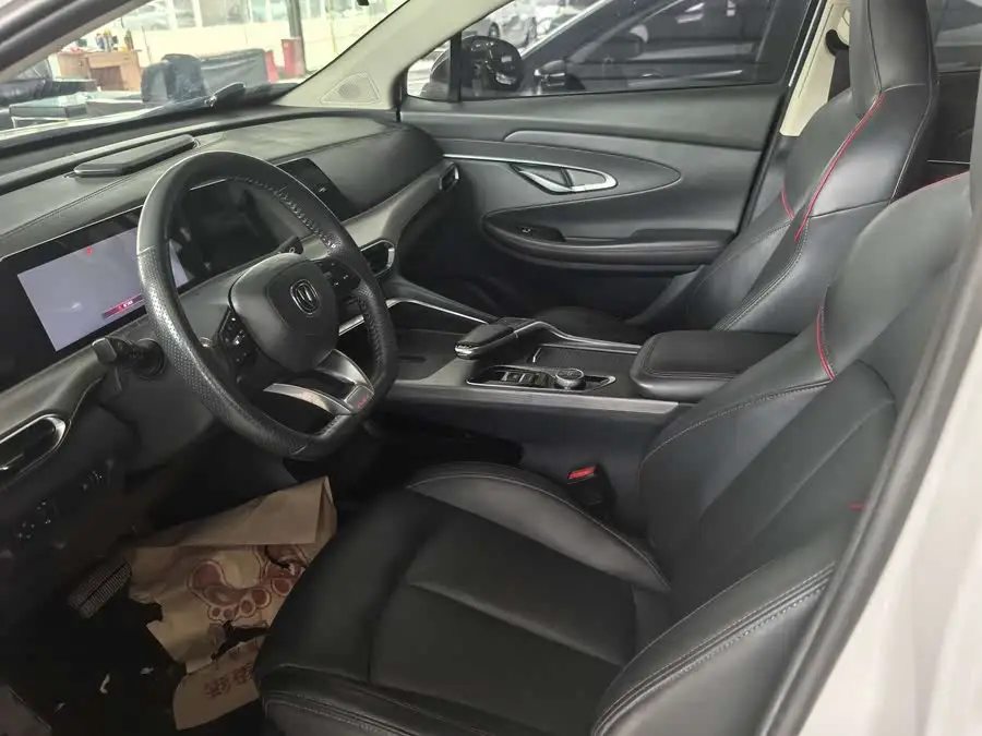 شانغهاي UNI-T 2020 1.5T المميزة