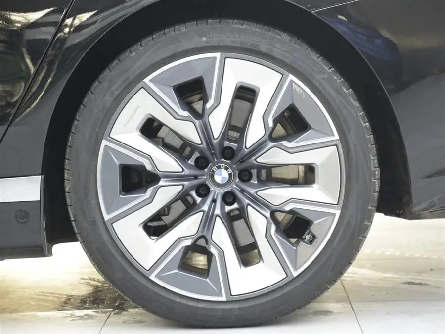 BMW i7 2023 xDrive60L Luxury Package