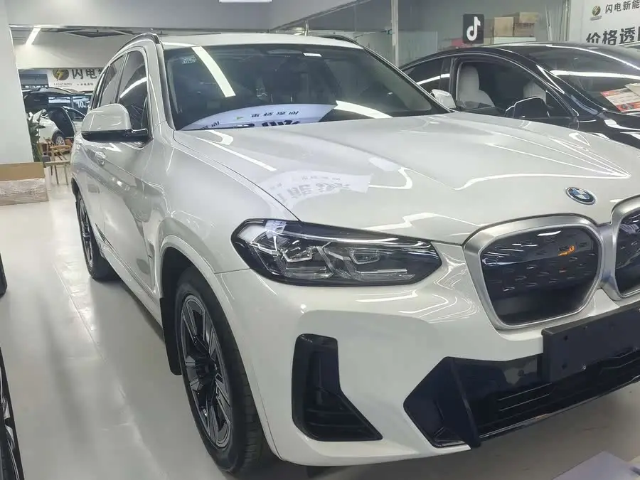 بي ام دبليو iX3 2023 النسخة الرائدة