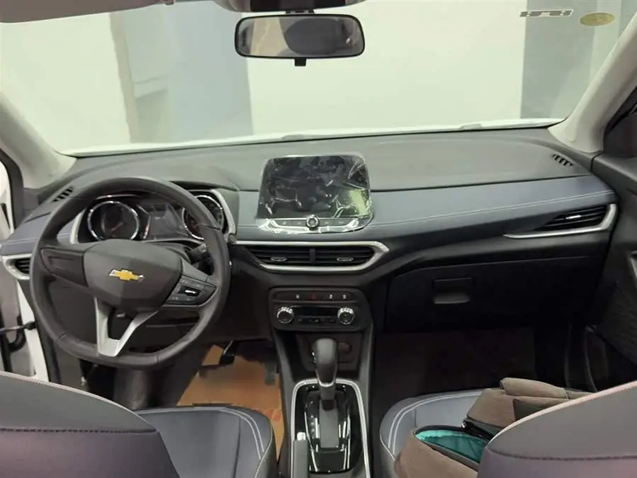 2021 شيفروليه تتبع 325T إصدار تلقائي ممتع الوطنية VI