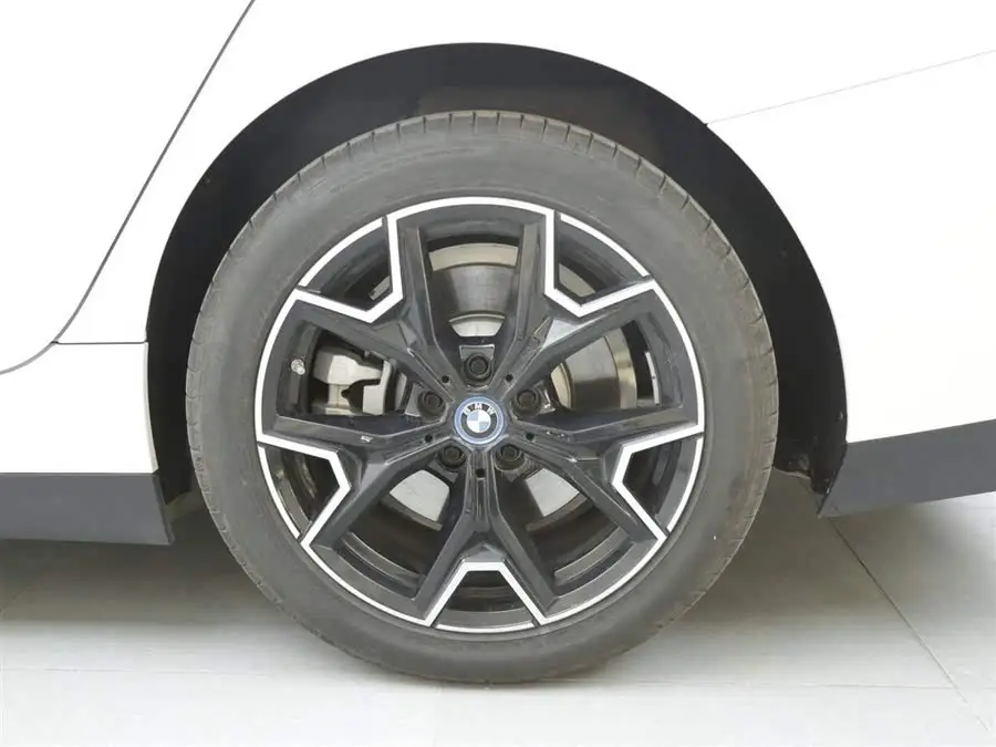 بي إم دبليو i3 2023 eDrive 40 L حزمة رياضية ليلية