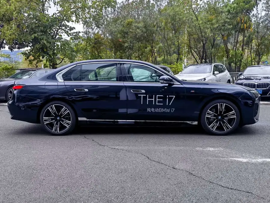 بي إم دبليو i7 2023 طراز eDrive50L مجموعة M الرياضية الحصرية