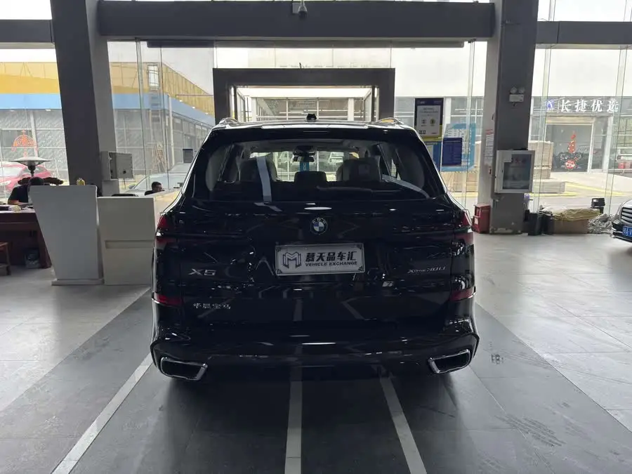 بي إم دبليو X5 2023 xDrive 30Li حزمة رياضية M ليلية
