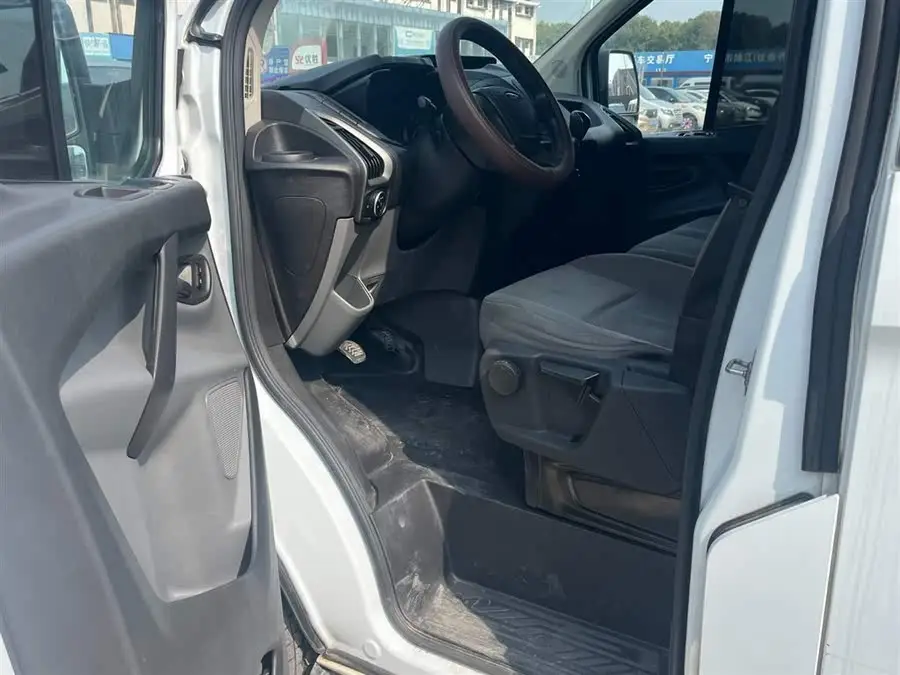 Foton 2017 Model 2.0T Diesel Multi-Functional Commercial Vehicle Short Wheelbase Medium Roof National IV