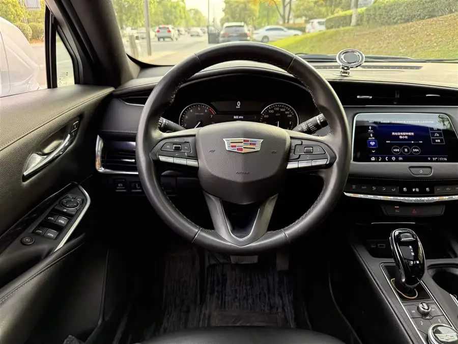 كاديلاك XT4 2022 28T دفع ثنائي طراز فاخر