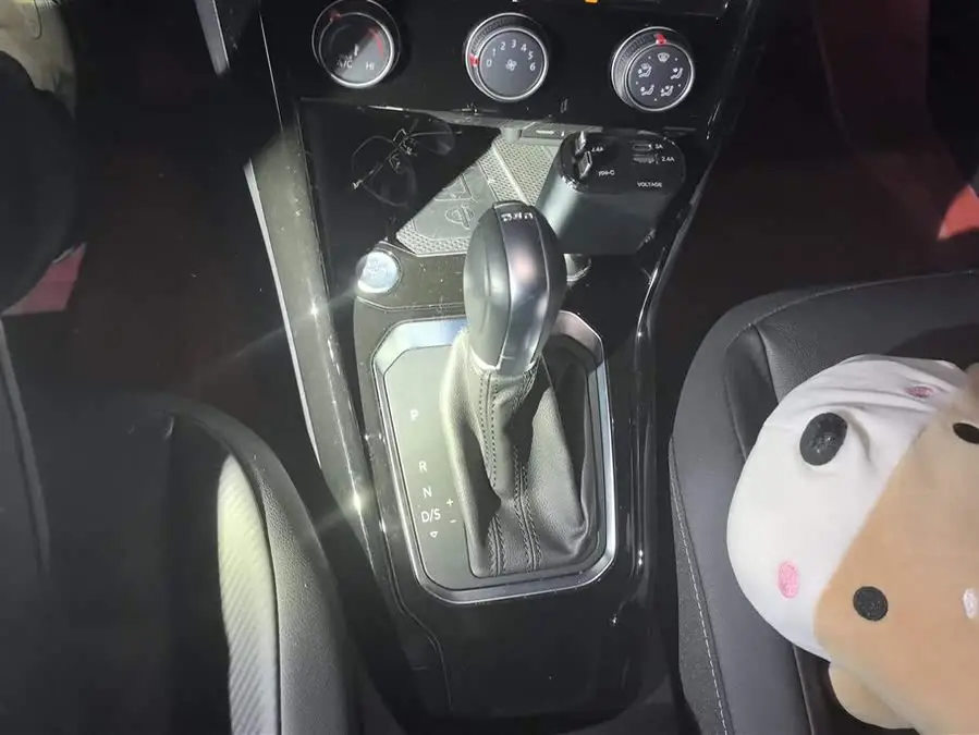 T-ROC 2022 موديل 280TSI DSG دفع ثنائي مريح PLUS