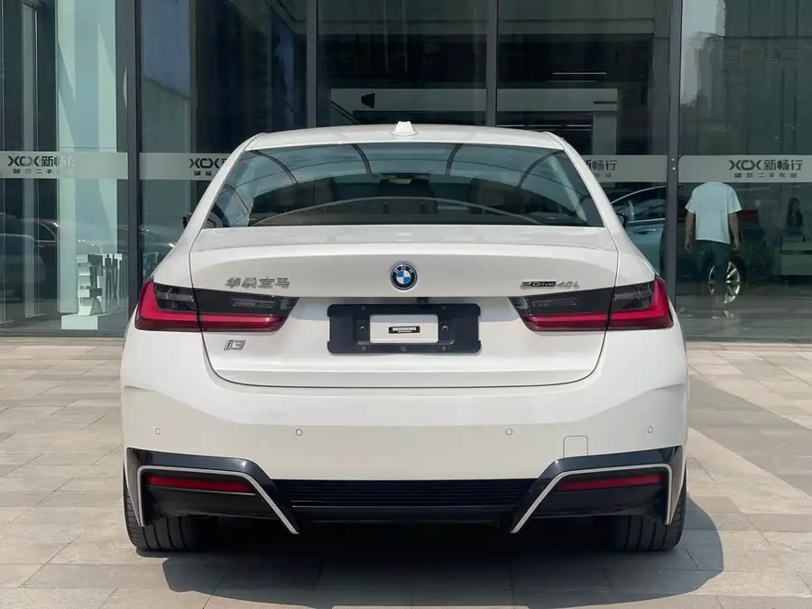 بي إم دبليو i3 2023 نسخة eDrive 40 L حزمة الرياضة الليلية