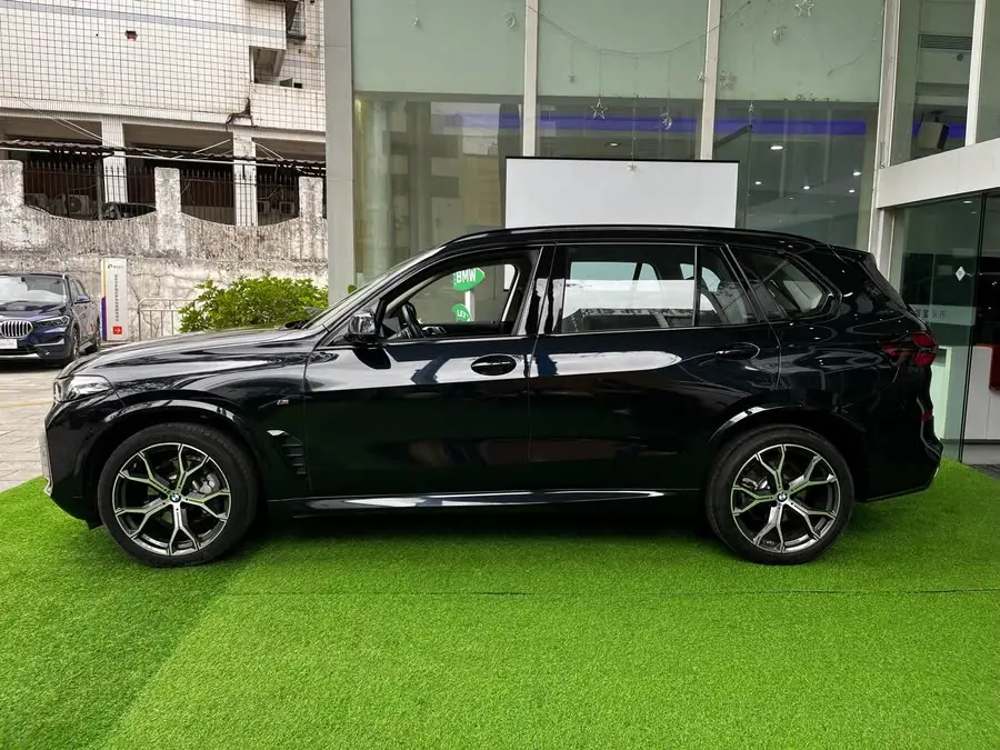 بي إم دبليو X5 2023 xDrive 30Li حزمة M الرياضية الحصرية