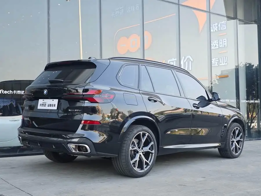 بي إم دبليو X5 2023 xDrive 30Li حزمة رياضية M باللون الأسود الليلي