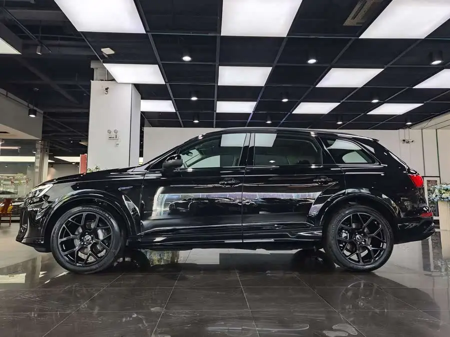 Audi Q7 2024 45 TFSI quattro S line Black Warrior