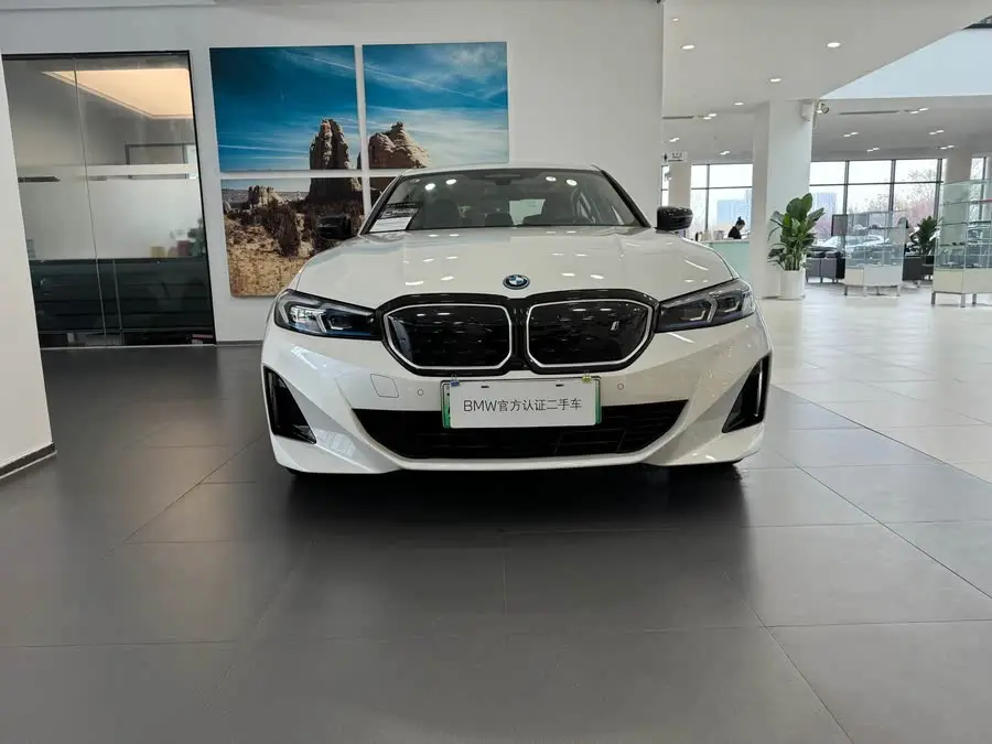 بي إم دبليو i3 2023 eDrive 40 L حزمة الرياضة الليلية